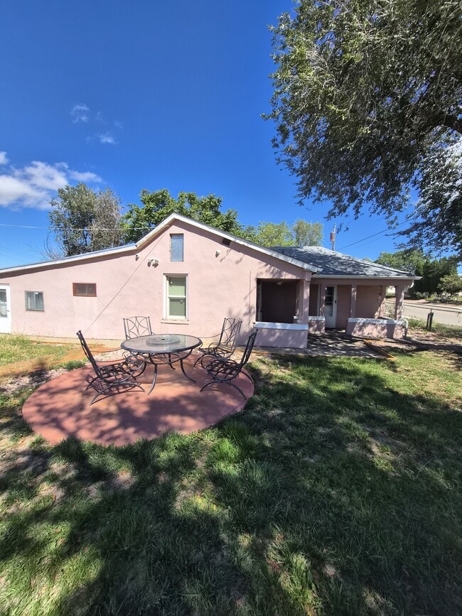 1609 E Main St