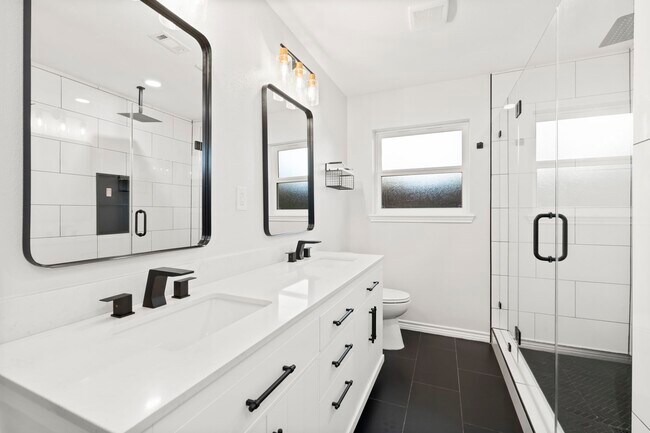 Photo - 2535 Southwick St