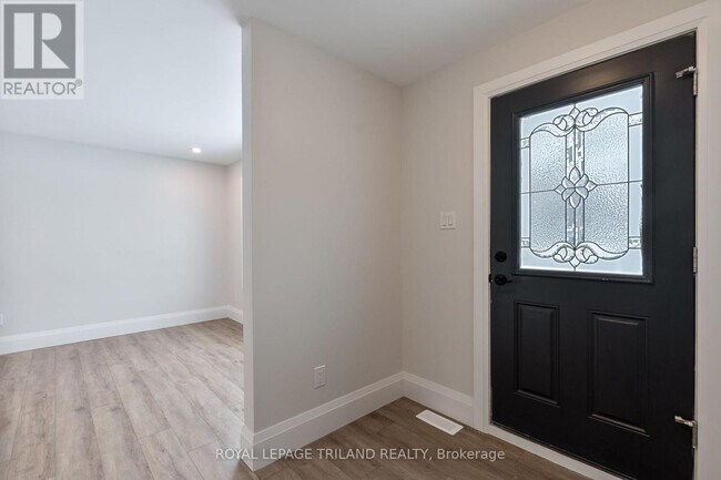 Photo - 16 Inverary Rd