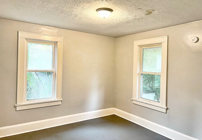 Building Photo - 1438 Rowland Ave NE
