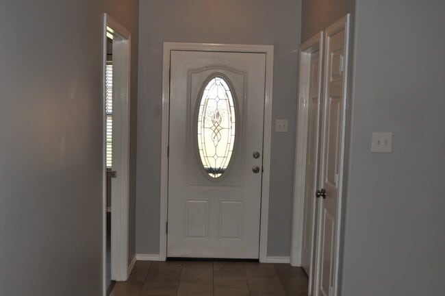 Puerta principal - 705 Katy Ln