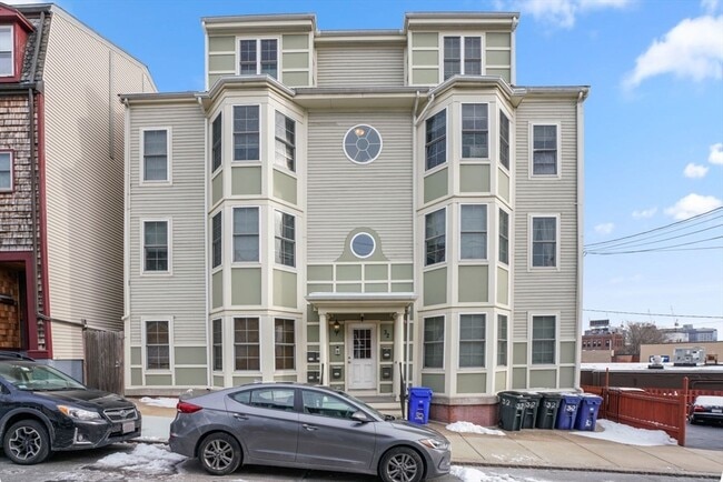 Building Photo - 32 Parker St