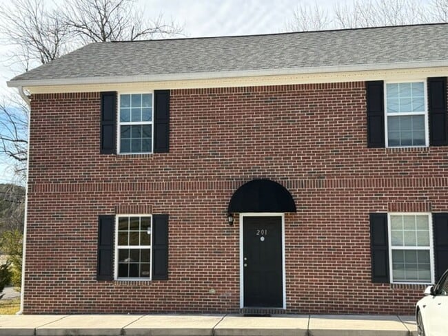 Building Photo - 3 Bedroom 2 Bathroom in a Tri-plex