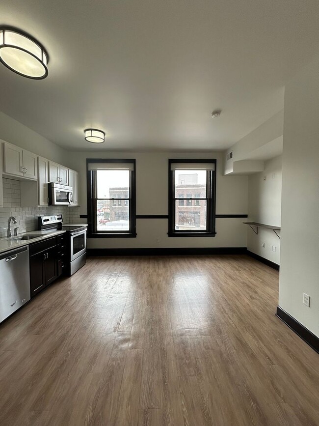 Building Photo - Sleek Downtown Living with a Modern Edge Unit #202