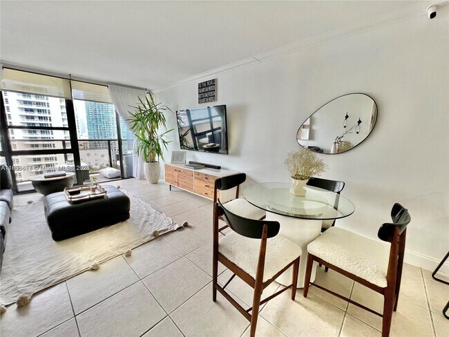 Photo - 600 NE 36th St Unidad 2011