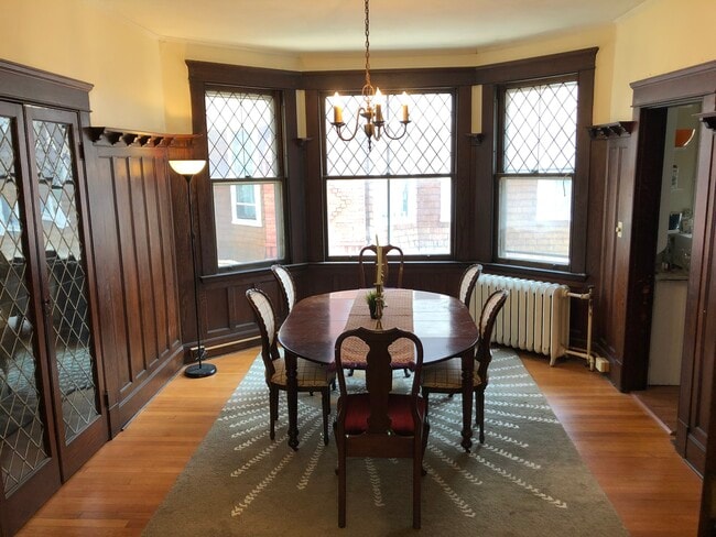 Comedor (Mesa, sillas y alfombra incluidas) - 94 Linden St Unidad APT 2