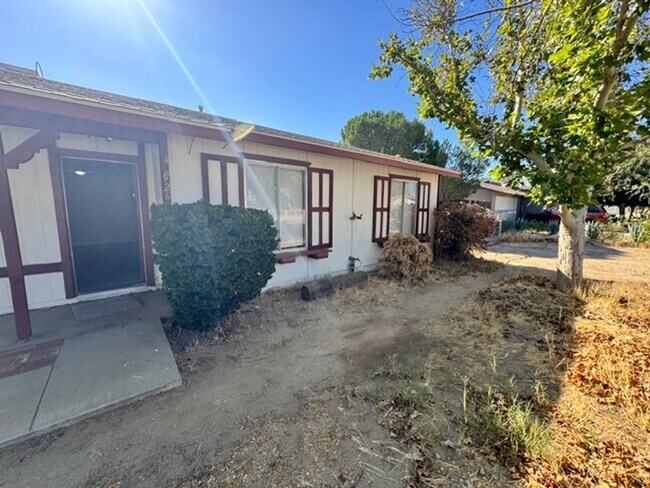 Photo - Remodeled 4+2 In Lake L.A. - $3000