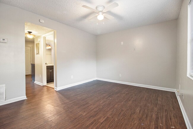 Photo - 776 Azalia St SW