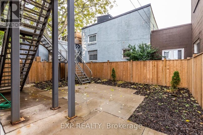 Photo - 144 Wellington St N