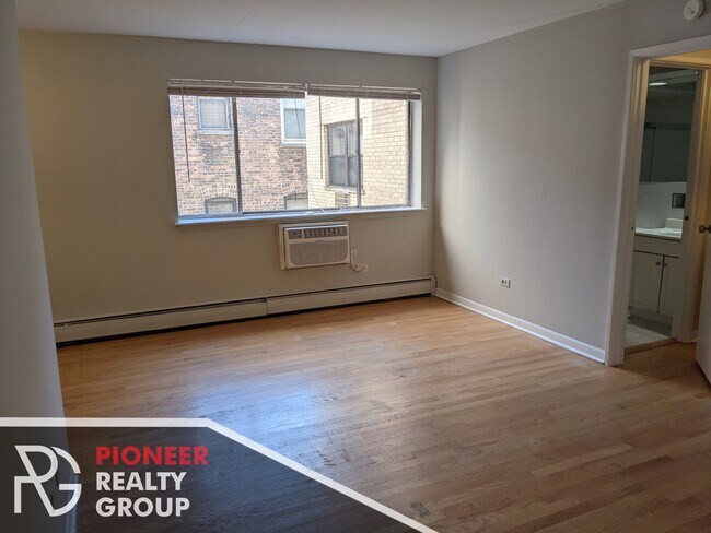 Photo - 510 W Briar Pl