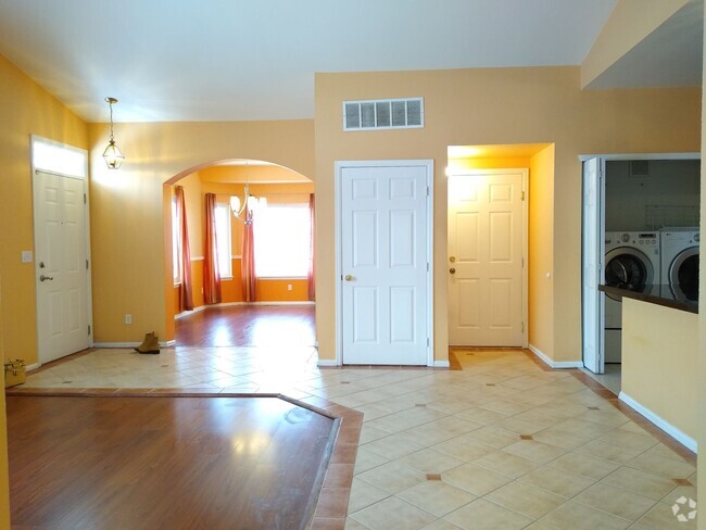 Building Photo - Super 2 Bedroom 2 Bath Townhome with 2 Car...