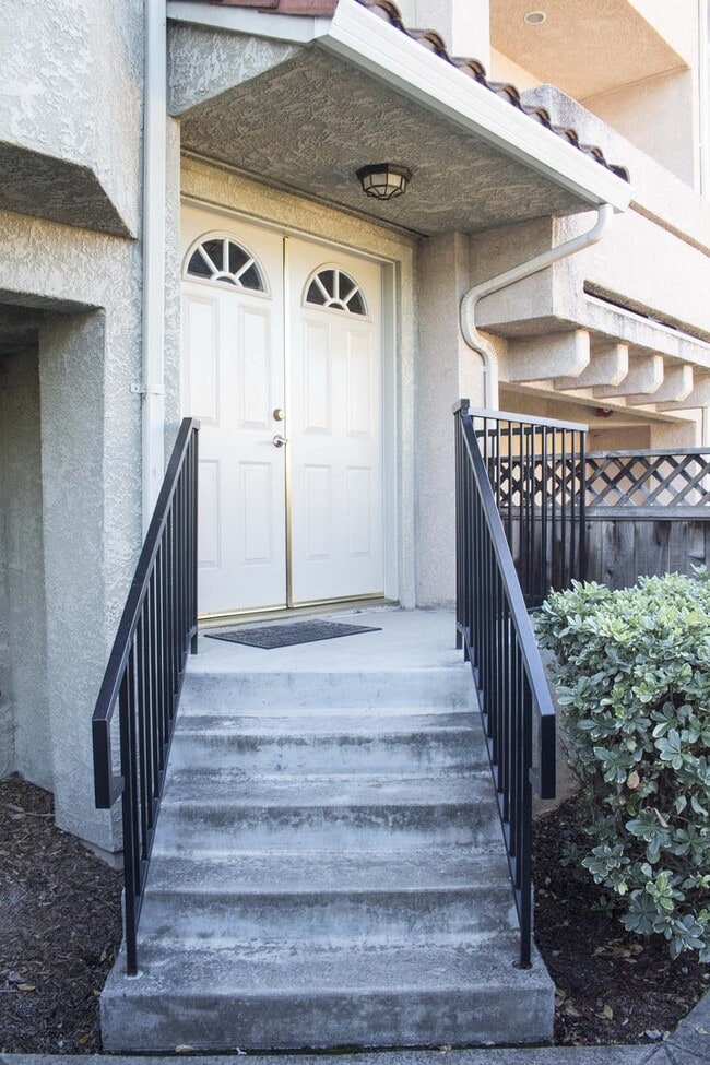 Building Photo - Modern Townhouse with Two Master Bedrooms!