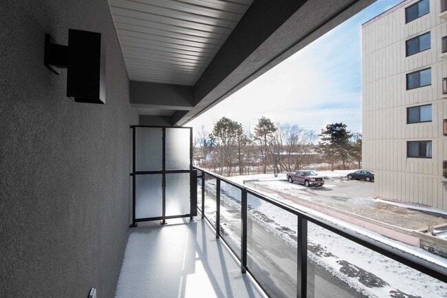 Photo - 143 Bloor St W
