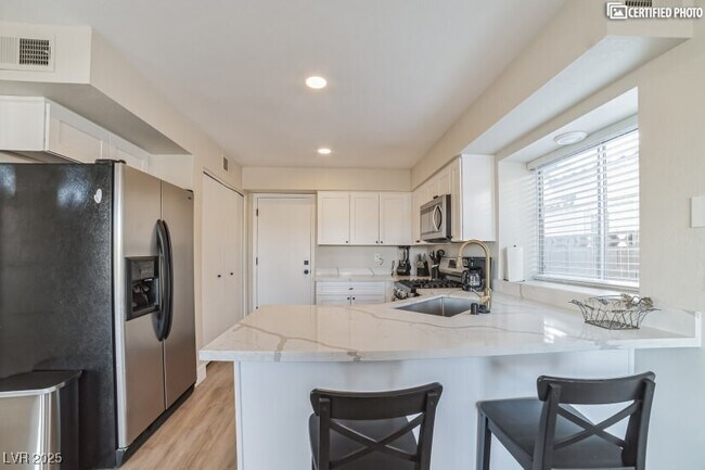 Building Photo - 884 Carnival Ave Rental