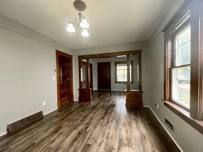 Building Photo - Wonderful 5 Bedroom 1.5 Bathroom Home in Minneapolis!