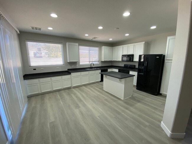 Photo - Two Story 3 bed/2.5 bath home in Silverado Ranch area