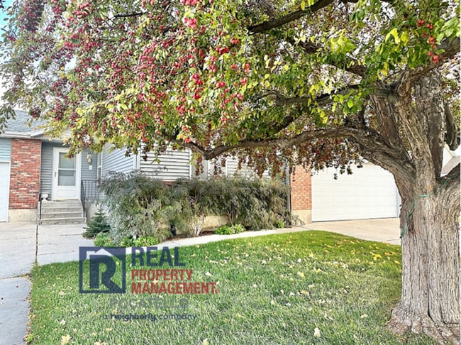 Building Photo - 3 Bed 2.5 Bath Twin Home - Double Car Garage - Small dogs negotiable