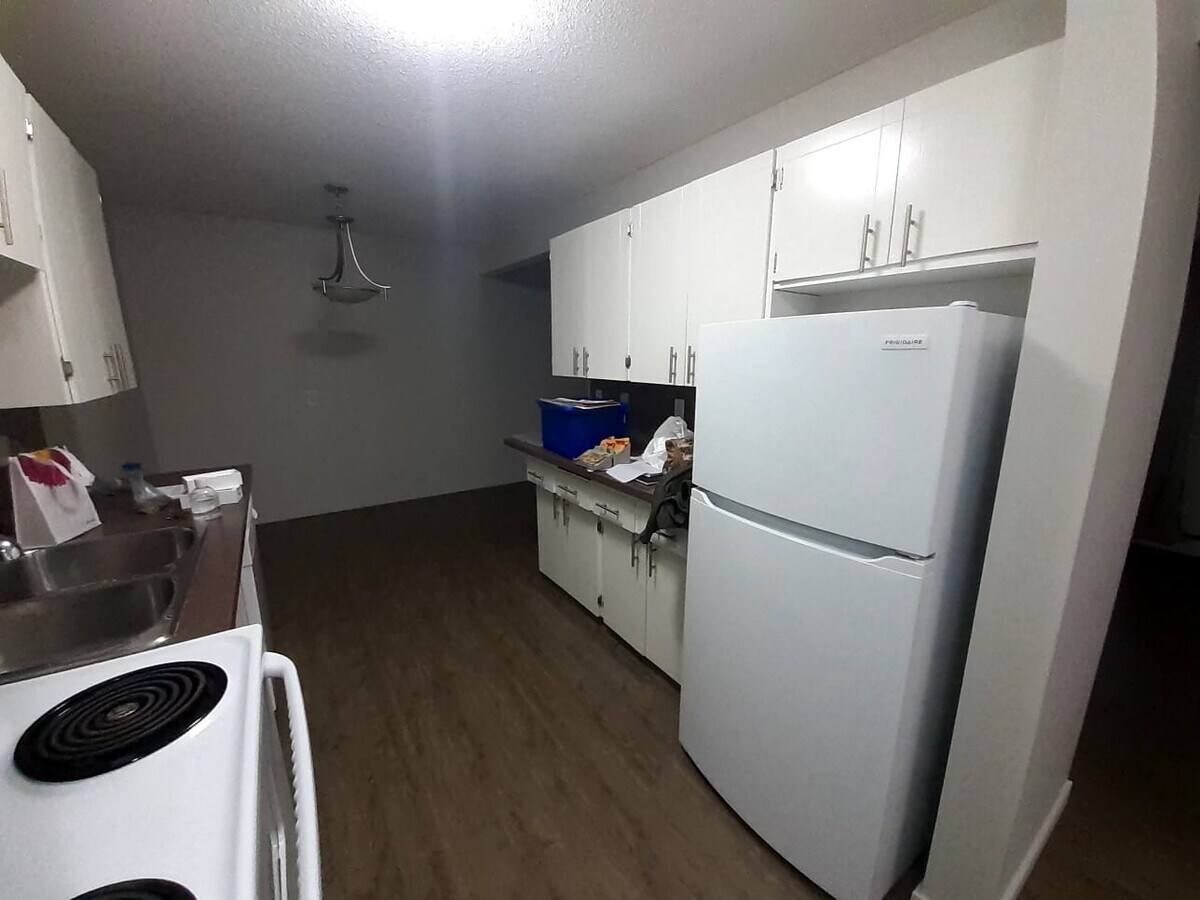 Photo - 10849 117 St NW