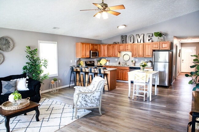 Building Photo - 1816 W Bethel Ave Unit 1
