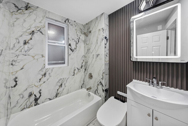 Bath - 1920 S Wood Ave Unit 1