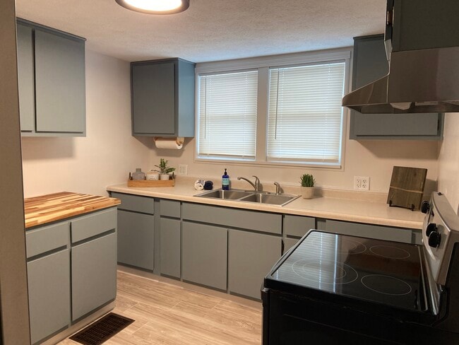 Photo - 1309 W Walnut St