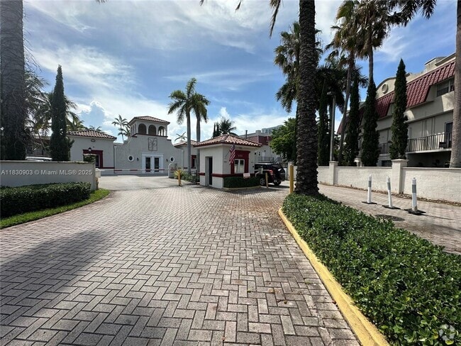 Building Photo - 6707 N Kendall Dr Rental