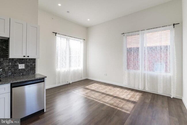 Building Photo - 5303 Chester Ave Unit 203 Rental