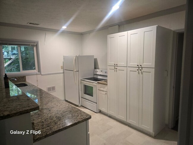 Building Photo - Spacious 4BR House in Atlanta