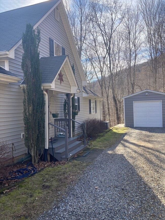 872 Mountainside Dr