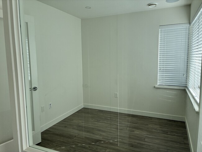 Photo - 7288-7188 188 St