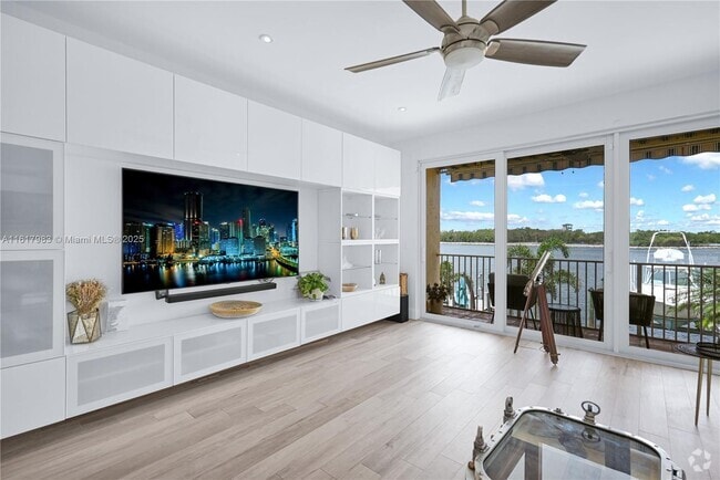Building Photo - 4234 N Ocean Dr Rental
