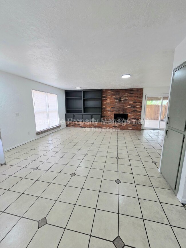 Photo - 530 Westwood Ct