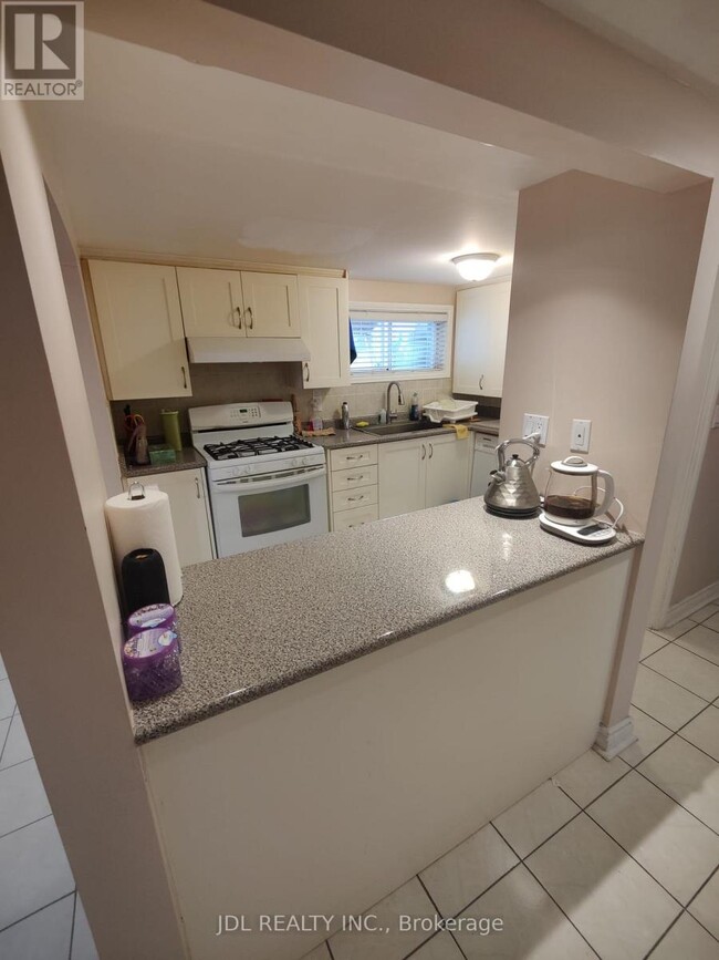 Photo - 30 Orangewood Crescent