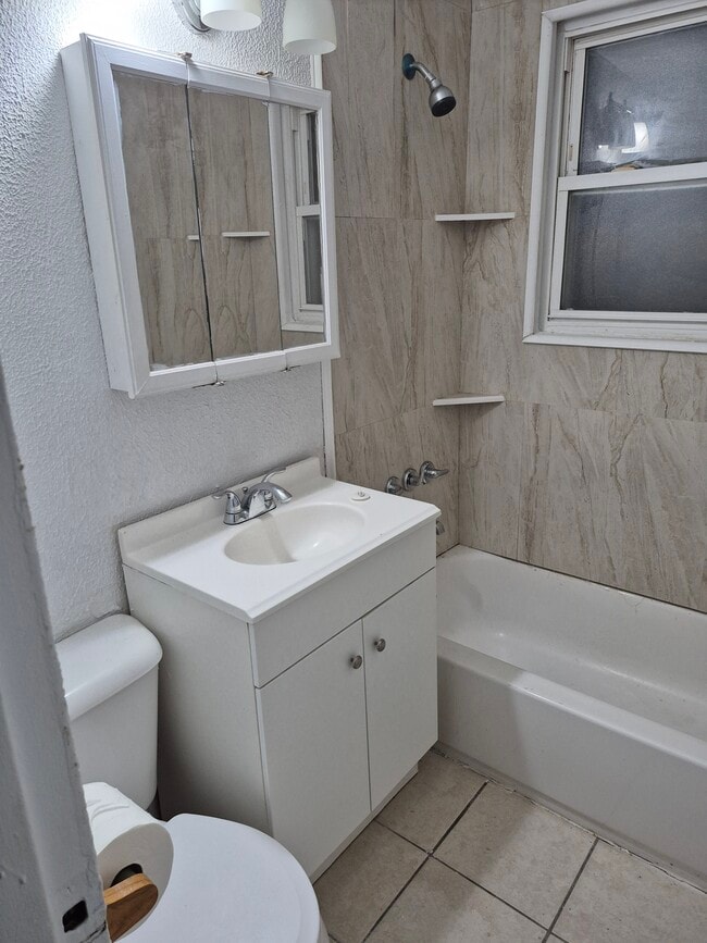Building Photo - 441 Kenwood Dr Unit 441F Rental