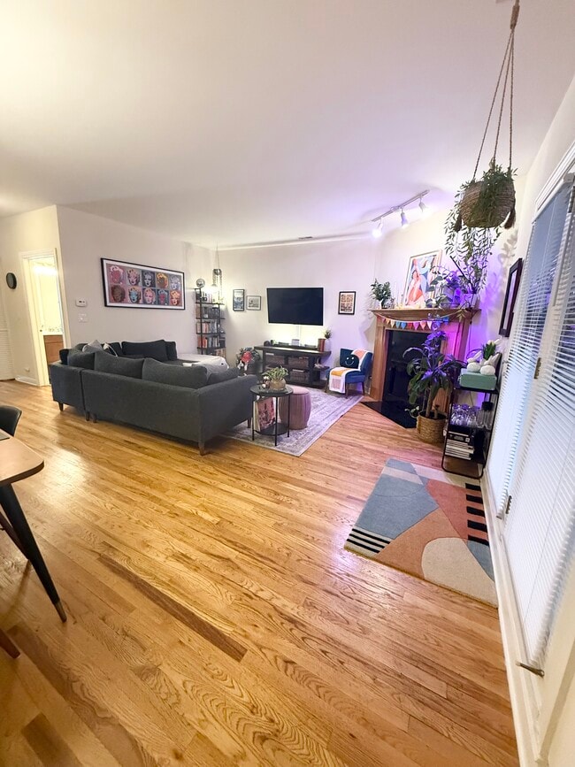 Building Photo - 3349 N Clark St Unit 1