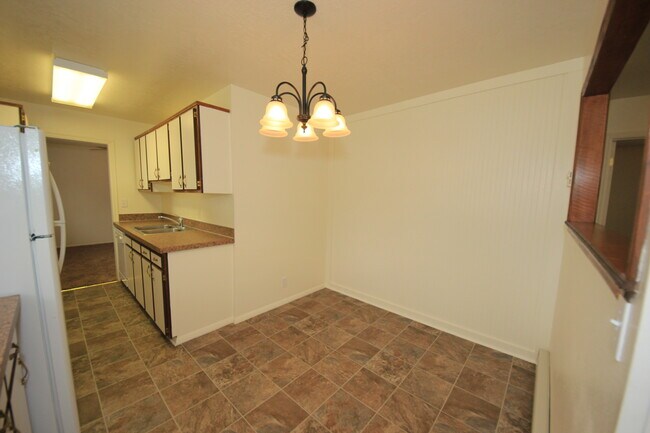 Dining area - 965 Berryman Rd Unit F
