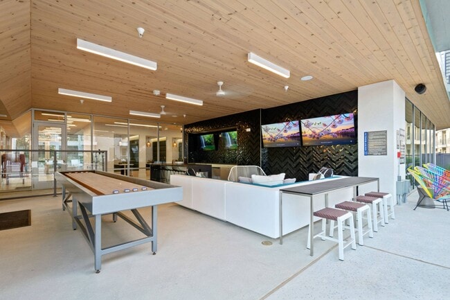 Salón de deportes cubierta junto a la piscina con TV y tejo