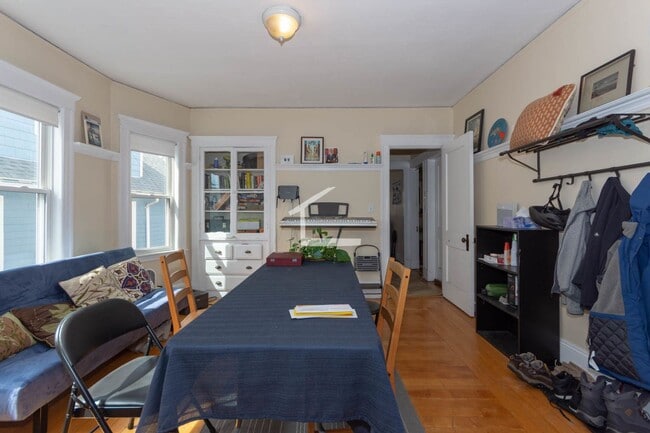 Building Photo - Brighton 3 Bedroom Available 9/1