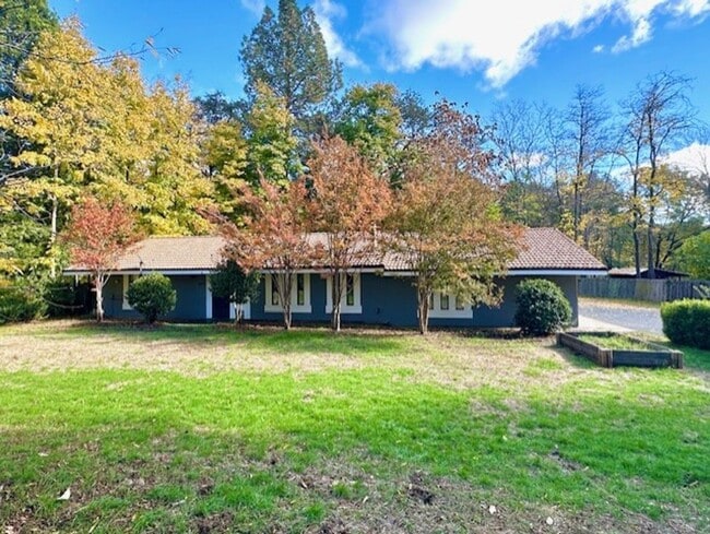 Building Photo - INCREDIBLE LOCATION!!! Quaint and Quiet and Roomy!