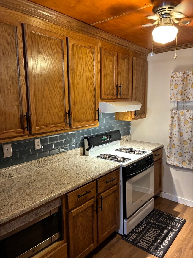 Kitchen - 1961 Pleasant Ave