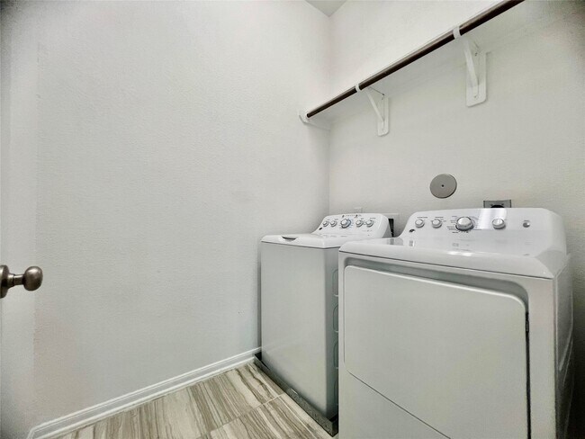 Building Photo - 8758 Laurel Crest Dr Rental