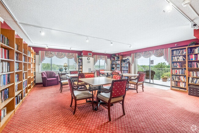 Biblioteca - Como by the Lake Senior Apartments