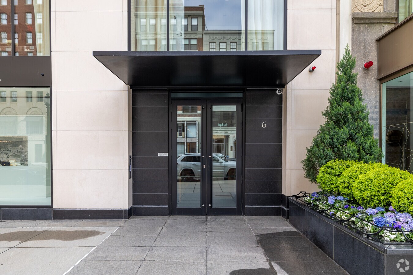 Entrada - 4-6 Newbury St