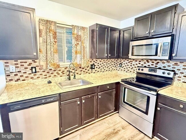 Photo - 6001 Surrey Square Ln