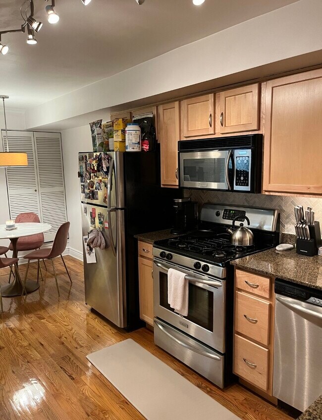 Photo - 643 W Barry Ave