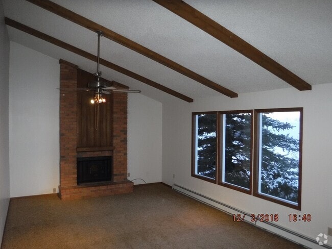 Building Photo - Spacious Home - Quiet Neighborhood!