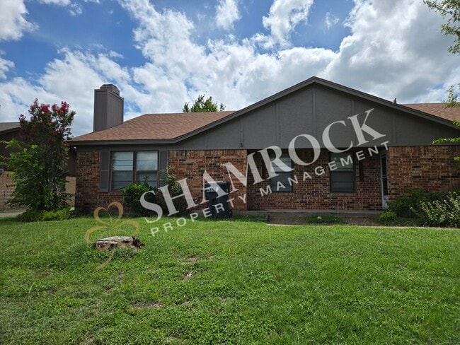 Building Photo - 2/1.5 Chapel Duplex