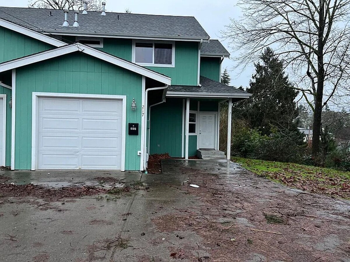 2 br 2 ba unit near lions field park - 2 br 2 ba unit near lions field park House