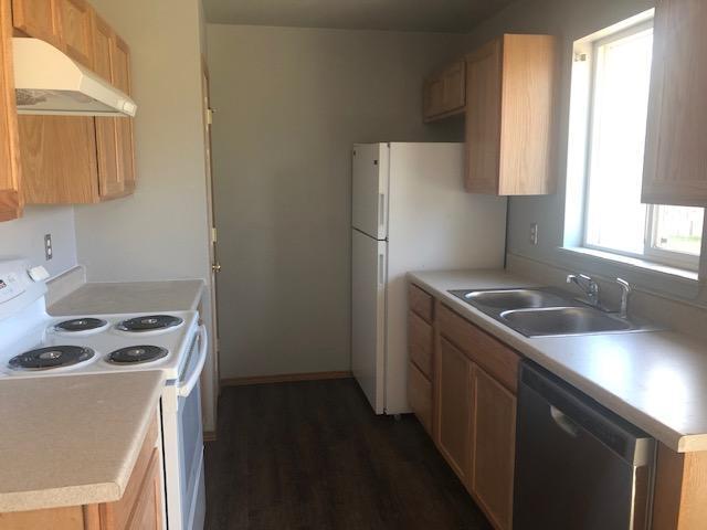 ¡NUEVO! - COCINA RENOVADA - GABINETES, ENCIMERAS, PISO, ELECTRODOMÉSTICOS, FREGADERO - VISTA AL PATIO TRASERO - PUERTA AL PATIO - 469 W Shore Dr