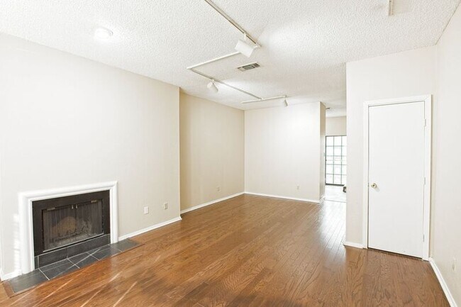 Photo - 5000 Cedar Springs Rd Unidad #103